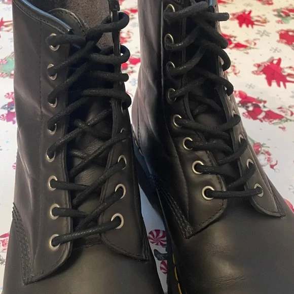 Dr Martens LIKE BRAND NEW!! Size 11 M
Smooth Black Leather Lace Up Boots - Picture 3 of 10
